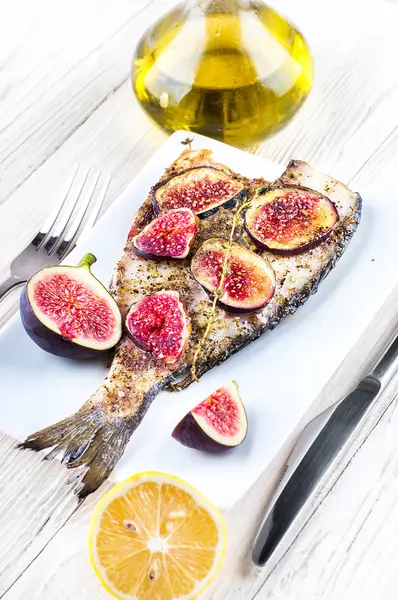 Dorado pescado con limón e higos —  Fotos de Stock