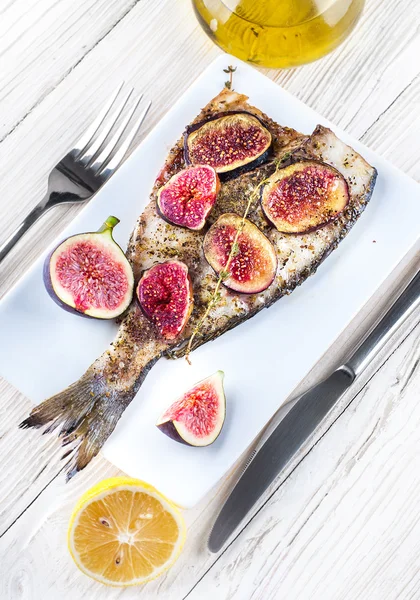 Dorado pescado con limón e higos — Foto de Stock