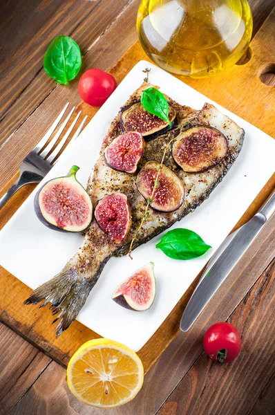 Dorado pescado con limón e higos — Foto de Stock