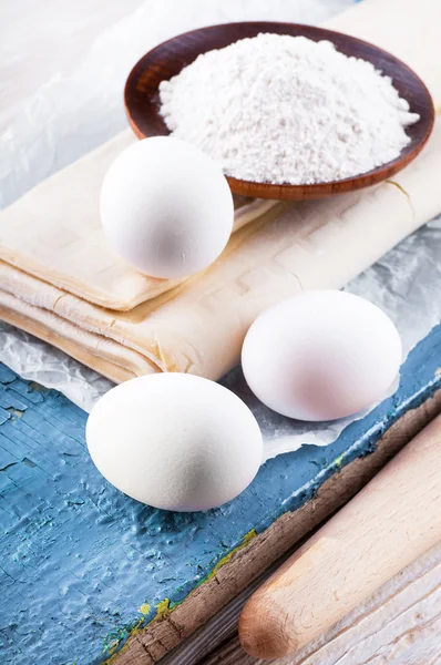 Eggs and flour for dough — Stock Photo, Image