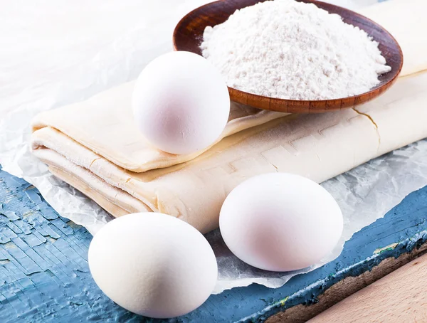 Eggs and flour for dough — Stock Photo, Image