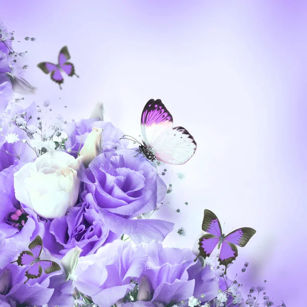 Mavi güller ve kelebek oluşan — Stok fotoğraf