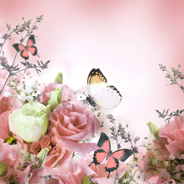 Μπουκέτο με ροζ τριαντάφυλλα και πεταλούδα — Φωτογραφία Αρχείου