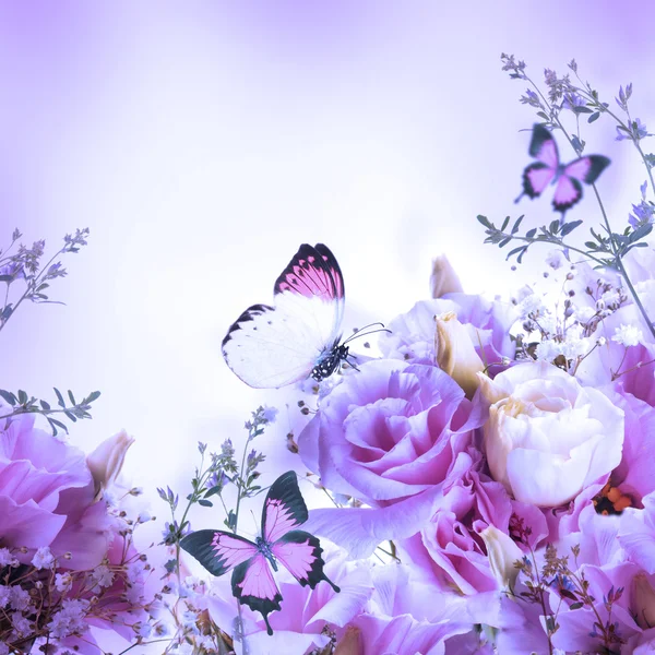 Boeket van blauwe rozen en vlinder — Stockfoto