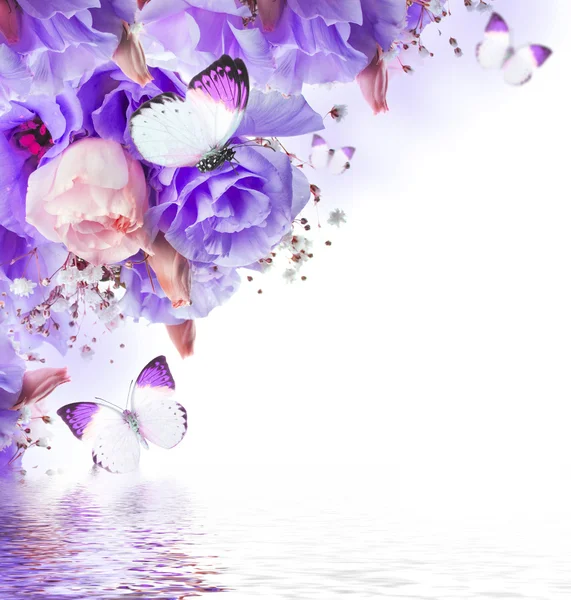 蓝玫瑰和蝴蝶的香味 — 图库照片