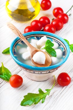 Mozzarella peyniri, domates ve ekmek