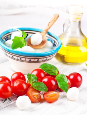 Mozzarella peyniri, domates ve ekmek