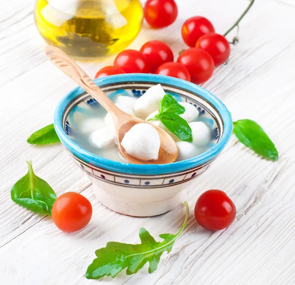 Mozzarella, tomates y pan — Foto de Stock