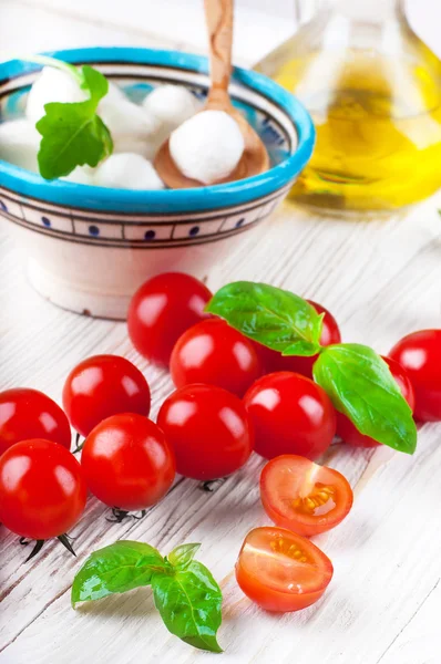 Mozzarella, tomaten en brood — Stockfoto