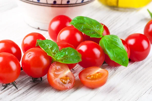 Mozzarella, Tomaten und Brot — Stockfoto