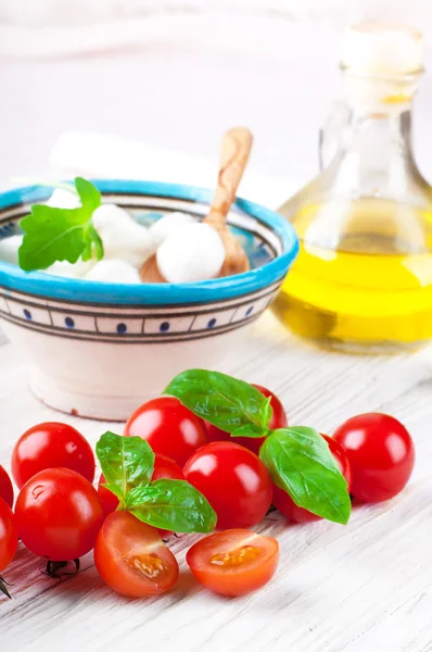 Mozzarella, tomates e pão — Fotografia de Stock