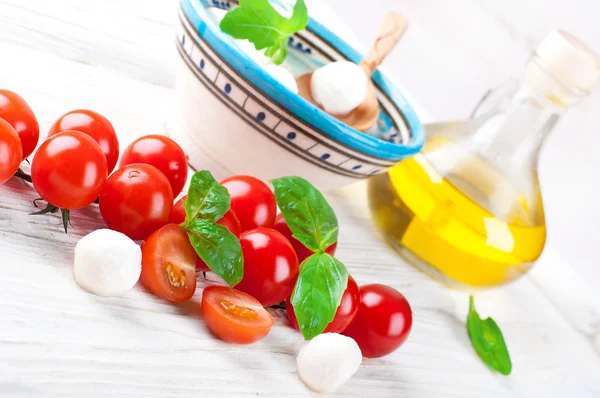 Mozzarella, tomates y pan — Foto de Stock