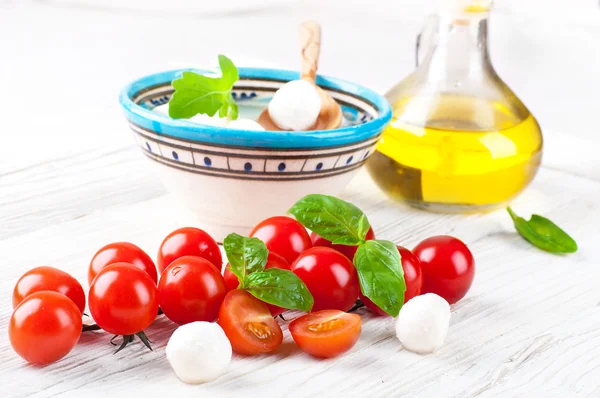 Mozzarella, tomaten en brood — Stockfoto