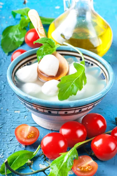 Mozzarella, tomaten en brood — Stockfoto