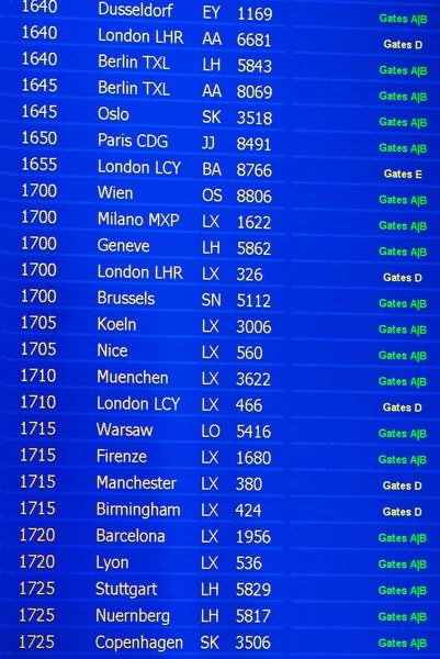 आंतरराष्ट्रीय विमानतळावरील माहिती टेबल — स्टॉक फोटो, इमेज