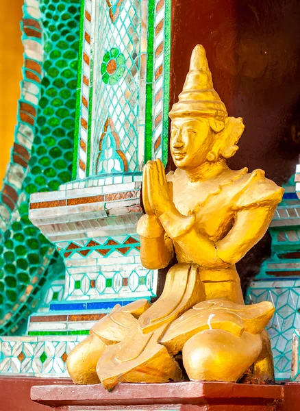 Estátuas de divindades no templo budista . — Fotografia de Stock