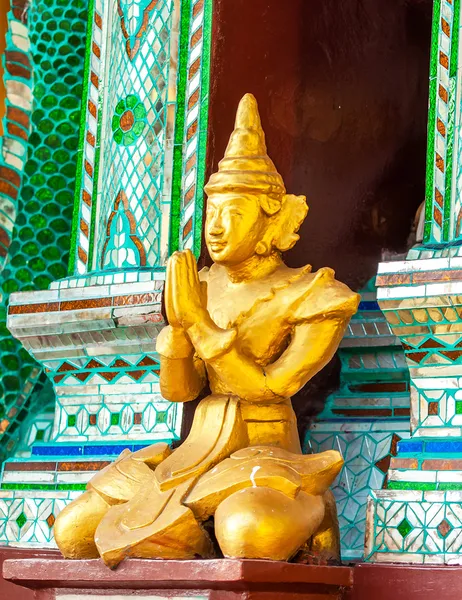 Estátuas de divindades no templo budista . — Fotografia de Stock