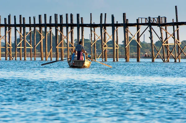 Farmers catch fish ancient way networks. — Stock Photo, Image