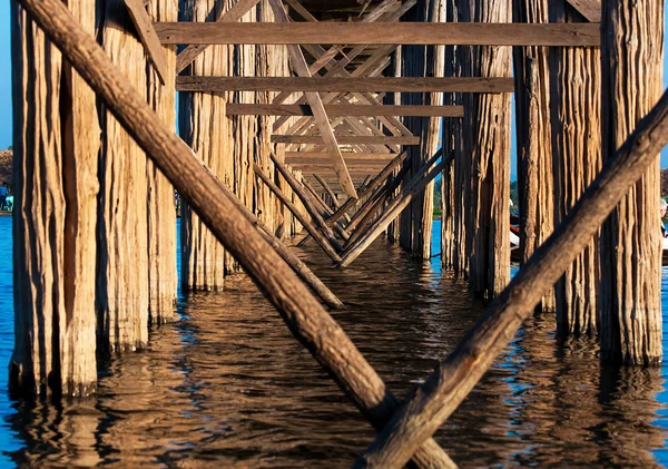 Brug van u-bein teak brug — Stockfoto