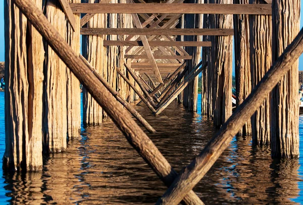 Överbrygga u-bein teak bridge — Stockfoto