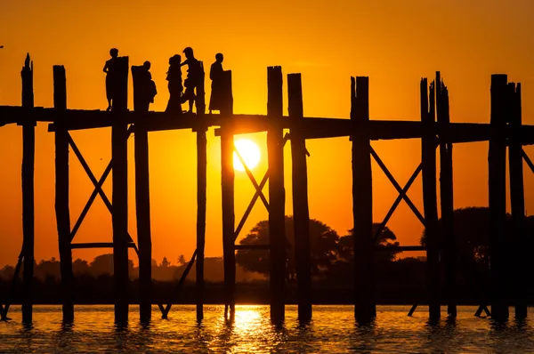 Brug van u-bein teak brug — Stockfoto