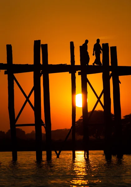 Överbrygga u-bein teak bridge — Stockfoto