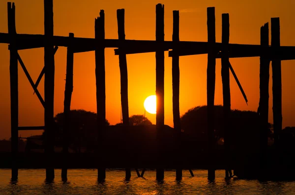 Brug van u-bein teak brug — Stockfoto