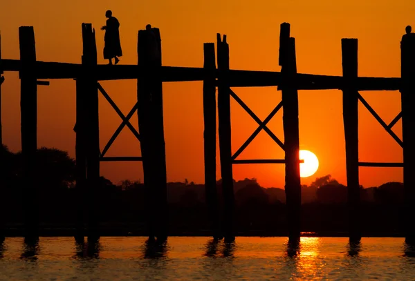 Överbrygga u-bein teak bridge — Stockfoto