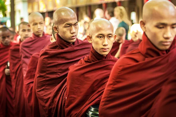 Monks live in the temple — Stock Photo, Image