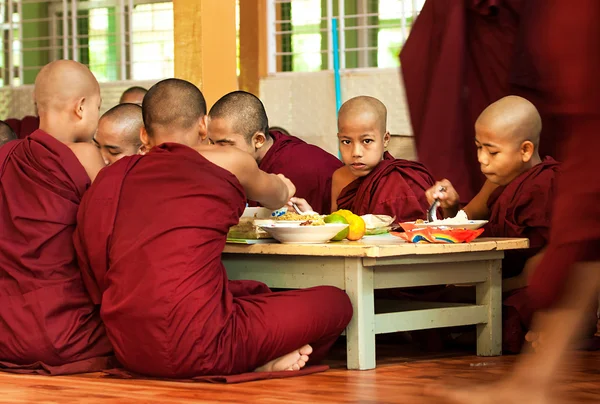 Monges vivem no templo — Fotografia de Stock