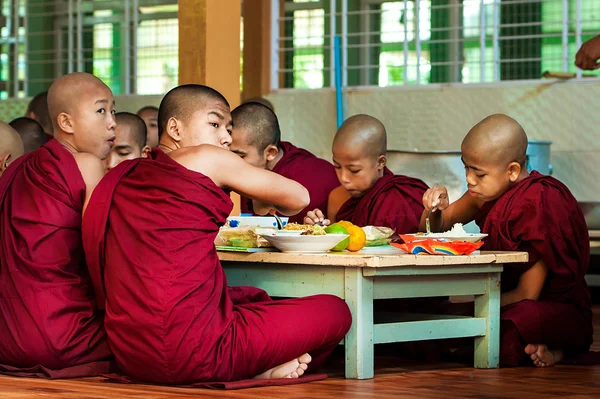 Монахи живут в храме — стоковое фото