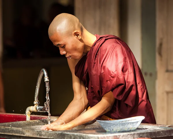 Monks live in the temple — Stock Photo, Image