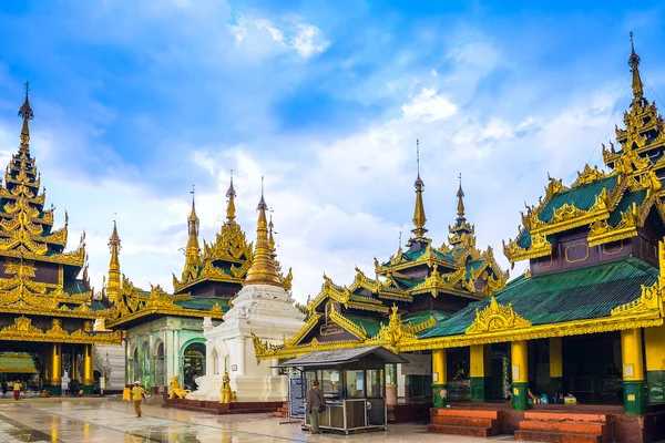 Shwedagon pagoda in Yangon, Myanmar — Foto de Stock