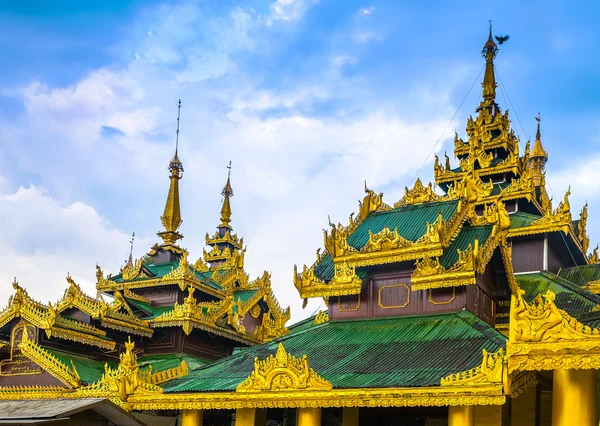 Shwedagon pagoda yangonissa, myanmarissa — kuvapankkivalokuva