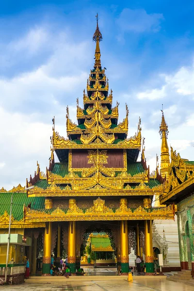 Shwedagon pagoda yangonissa, myanmarissa — kuvapankkivalokuva