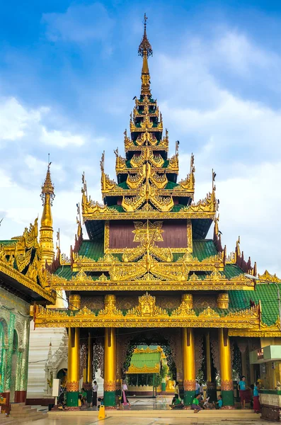 Shwedagon pagoda yangonissa, myanmarissa — kuvapankkivalokuva