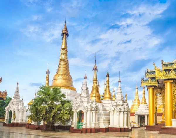 Shwedagon pagoda yangonissa, myanmarissa — kuvapankkivalokuva
