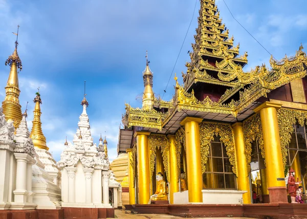 Shwedagon pagoda yangonissa, myanmarissa — kuvapankkivalokuva