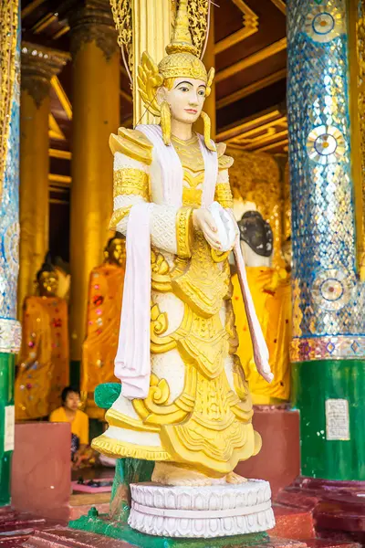 在佛教寺庙中的神的雕像 — 图库照片