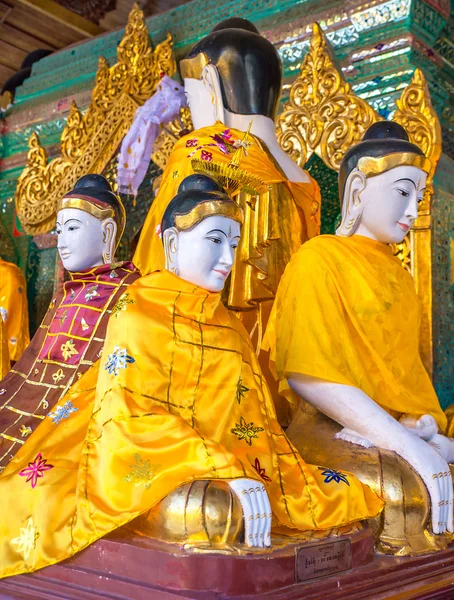 Götterstatuen im buddhistischen Tempel. — Stockfoto