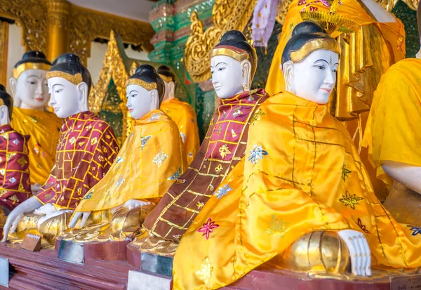 Estátuas de divindades no templo budista . — Fotografia de Stock