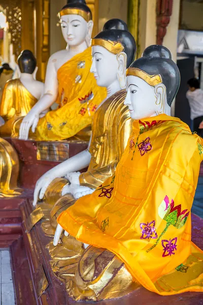 Götterstatuen im buddhistischen Tempel. — Stockfoto