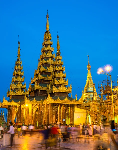 Shwedagon pagoda Yangonissa — kuvapankkivalokuva