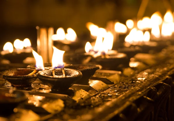 Rituele kaarsen in shwedagon pagoda — Stockfoto