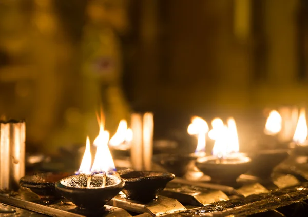 Velas rituais em Shwedagon Pagoda — Fotografia de Stock