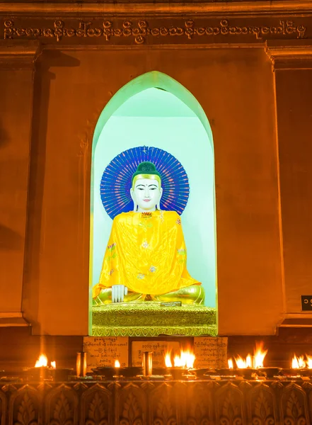 Posągi bóstw w świątyni buddyjskiej — Zdjęcie stockowe