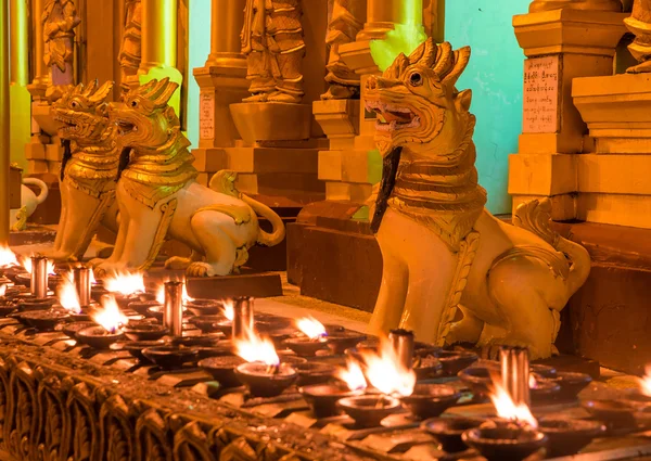 Estátuas de divindades no templo budista — Fotografia de Stock