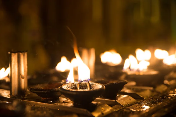 Rituele kaarsen in shwedagon pagoda Stockfoto