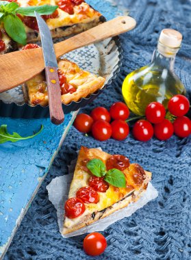 pasta Mozzarella peyniri, tavuk ve domates ile