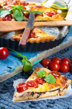 pasta Mozzarella peyniri, tavuk ve domates ile